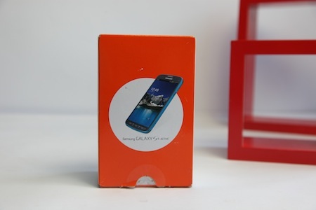 Hộp đựng được thiết kế màu đỏ khá bắt mắt.