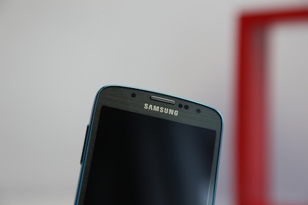 .. nhưng mặt sau máy được viền thêm một lớp kim loại màu xanh dương nổi bật