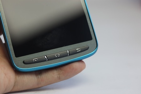 Galaxy S4 Active có 3 phím vật lý ở phía dưới màn hình thay vì 1 phím như dòng Galaxy S4.