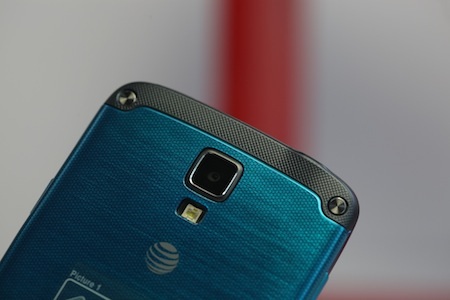 Galaxy S4 Active có 3 phím vật lý ở phía dưới màn hình thay vì 1 phím như dòng Galaxy S4.