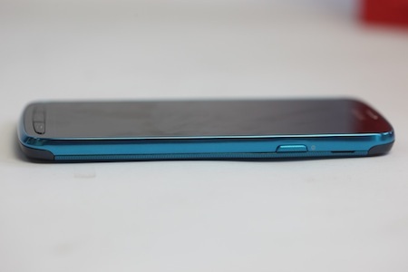 Ngoài lớp viền màu xanh, thiết kế của Galaxy S4 Active không có nhiều khác biệt với phiên bản gốc.