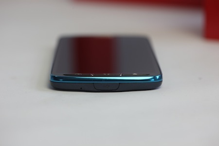 Cạnh dưới của máy là cổng cắm microUSB.