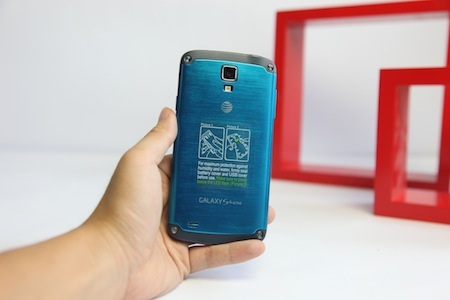 Galaxy S4 Active có 3 phím vật lý ở phía dưới màn hình thay vì 1 phím như dòng Galaxy S4.