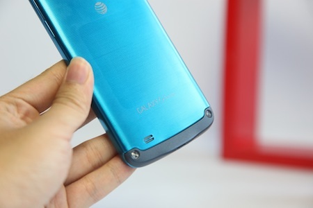 Galaxy S4 Active có 3 phím vật lý ở phía dưới màn hình thay vì 1 phím như dòng Galaxy S4.