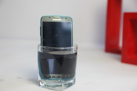 Điện thoại vẫn sử dụng tốt sau khi được ngâm dưới nước.