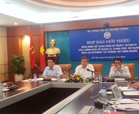 Bộ TT&TT sẽ lấy ý kiến về việc “quản” Google và Facebook