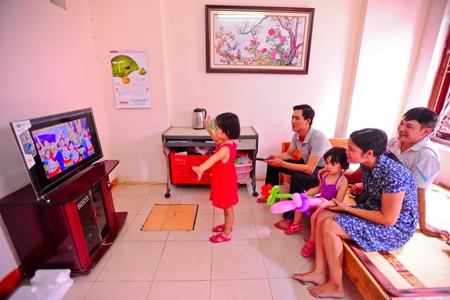 Khi thế giới giải trí gắn kết gia đình Việt - 3 Gia đình anh Thanh
Tuyền bên chiếc TV Samsung mới
