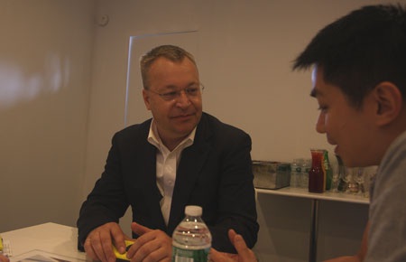 CEO Stephen Elop trả lời phỏng vấn báo chí khu vực Châu Á-TBD. (Ảnh: Khôi Linh)