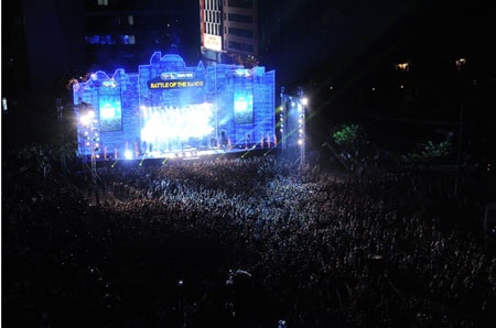 Sân khấu đêm nhạc quốc tế Tiger Translate 2013 trở thành một khán đài nhạc Rock hoành tráng