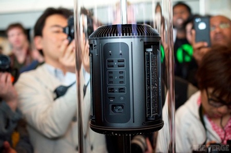 Phía sau cuộc đua “Made in America” của các đại gia công nghệ - 2 Mac Pro là thiết bị đầu tiên được Apple gắn mác Made in America.