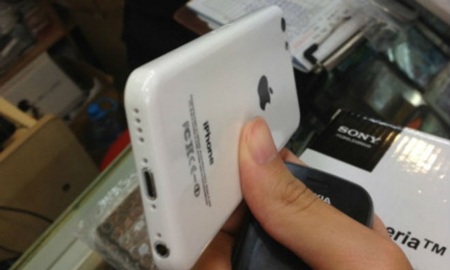 iPhone giá rẻ được “thông quan”, ra mắt ngày 6/9? - 1 iPhone giá rẻ là một bí mật gây tò mò nhất hiện nay.