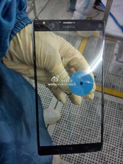 Nokia “tham chiến” thị trường phablet trên 5 inch? - 3 Tấm màn hình của chiếc điện thoại 6 inch mà Nokia đang sản xuất.