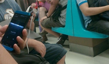 HTC One màu xanh gây chú ý trên một chuyến tàu ở Đài Loan