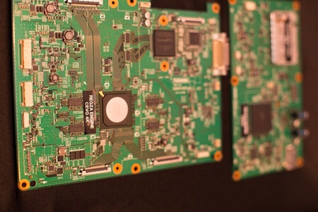 Cận cảnh bo mạch với bộ vi xử lý CEVO 4K