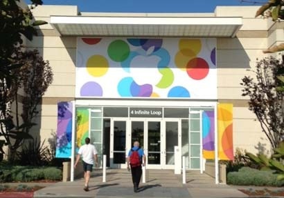 Trước sảnh trụ sở chính của Apple đã được trang trí banner đón chờ sự kiện ra mắt iPhone 5S.