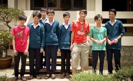 Tân sinh viên làng SOS và ước mơ trở thành kỹ sư hạt nhân - 3 Nam chụp cùng các em tại làng SOS Đà Lạt trước ngày chính thức
nhập học.