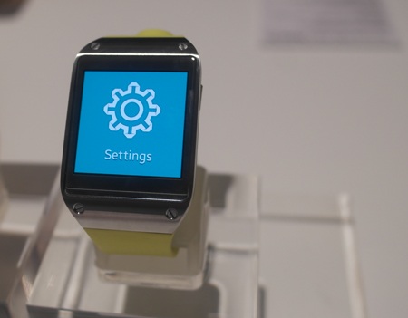 Người dùng có thể tuỳ chỉnh các Cài đặt (Settings) của Galaxy Gear.