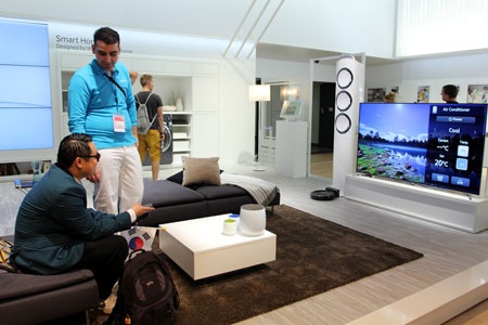 Tất cả thiết bị trong SmartHouse đều kết nối qua WiFi giúp người dùng dễ dàng quản lý và điều khiển