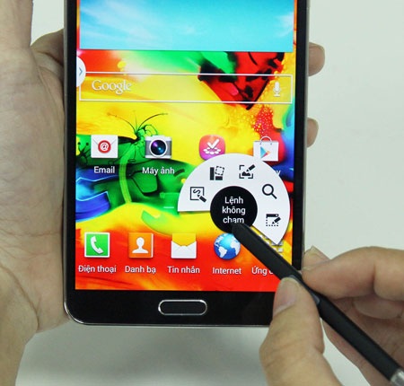 Nhấn nút bấm trên bút S-Pen và chạm gần vào màn hình để chạy chế độ Air Command