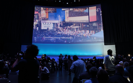 Truyền hình trực tiếp tại Time Square ở New York.