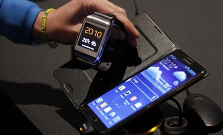 Điện thoại Galaxy Note 3 và đồng hồ thông minh Galaxy Gear.