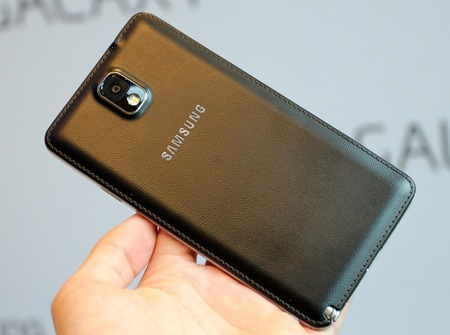 Ảnh thực tế Galaxy Note 3 vừa trình làng của Samsung - 8 Mặt sau bằng chất liệu giả da, tạo cảm giác sang trọng và mềm mại khi cầm