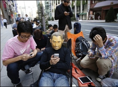 Hình nộm CEO quá cố Steve Jobs được người hâm mộ đưa tới xếp hàng trước Apple Store tại Nhật Bản