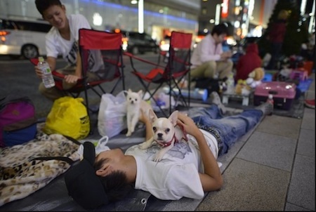 Khách ngủ trước cửa hàng Apple Store đêm trước khi iPhone 5S, iPhone 5C mở bán