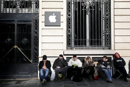 Hàng người xếp hàng tại Apple Store tại Paris, Pháp