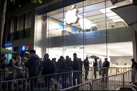 Hàng người xếp hàng chờ mua iPhone mới không còn đông như những năm trước.