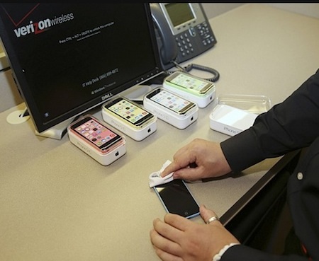 iPhone 5S và iPhone 5C bán tại 11 nước đầu tiên trên thế giới trong ngày hôm nay.