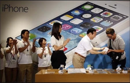 Khách hàng đầu tiên của iPhone 5S tại Nhật Bản