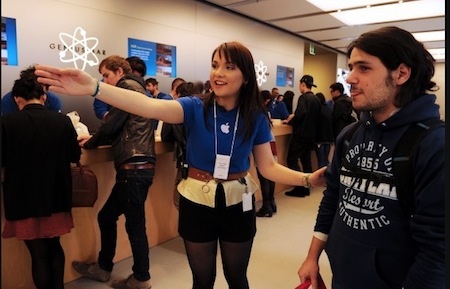 Nhân viên Apple Store tại Sydney hướng dẫn khách hàng 