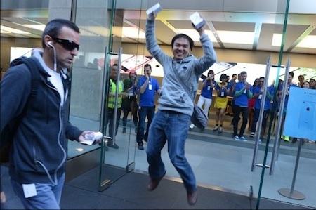 Niềm vui của chủ nhân đầu tiên của iPhone 5S tại Úc.