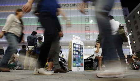 Người xếp hàng trước Apple Store trên phố mua sắm Ginza tại Tokyo, Nhật Bản.