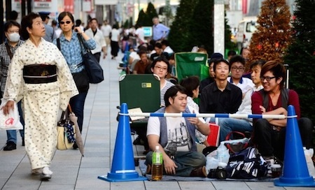 Apple thiết kế dải ngăn cách để khách đến xếp hàng theo thứ tự.