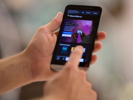 BlackBerry có ý định “mời chào” Google và Samsung - 1 BlackBerry đang tìm kiếm cơ hội bán mình với giá tốt hơn.