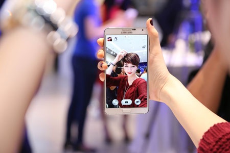 Ra mắt câu lạc bộ dành cho người yêu công nghệ tại Việt Nam - 3 Thiều Bảo Trang chụp ảnh bằng camera trước của Galaxy Note 3.
