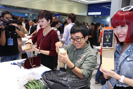 Ra mắt câu lạc bộ dành cho người yêu công nghệ tại Việt Nam - 1 Nhạc sĩ Phương Uyên và chị em ca sĩ Thiều Bảo Trâm, Thiều Bảo Trang đập hộp Galaxy Note 3