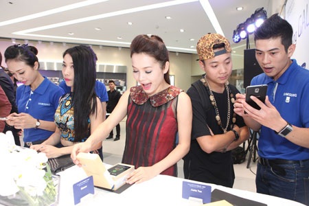 Ra mắt câu lạc bộ dành cho người yêu công nghệ tại Việt Nam - 2 Ca sĩ Đoàn Thúy Trang là một trong những thành viên đầu tiên của câu lạc bộ First Club.