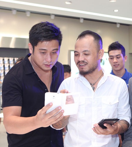 Ra mắt câu lạc bộ dành cho người yêu công nghệ tại Việt Nam - 7 Ca sĩ Trần Lập chia sẻ những kinh nghiệm sử dụng Galaxy Note với diễn viên Minh Tiệp.