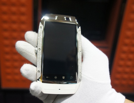 Smartphone đầu tiên của TAG Heuer giá gần 650 triệu tại Việt Nam - 3 Máy có màn hình 3,5 inch và bộ vi xử lý tốc độ 1GHz.