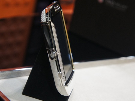 Smartphone đầu tiên của TAG Heuer giá gần 650 triệu tại Việt Nam - 4 Máy có màn hình 3,5 inch và bộ vi xử lý tốc độ 1GHz.