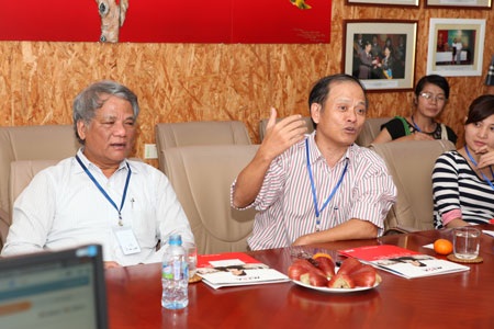 Hội đồng sơ khảo “thị sát” sản phẩm dự thi Nhân tài đất Việt 2013 - 2 Thành viên Hội đồng sơ khảo liên tiếp đặt câu hỏi và gợi ý những điều chỉnh trên Hệ thống AMIS.VN.