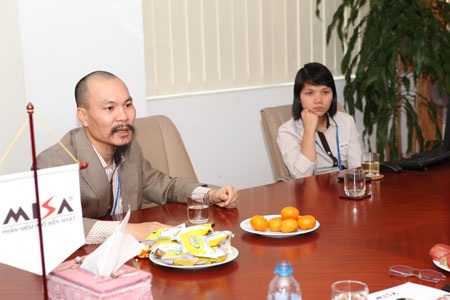 Hội đồng sơ khảo “thị sát” sản phẩm dự thi Nhân tài đất Việt 2013 - 3 Thành viên Hội đồng sơ khảo liên tiếp đặt câu hỏi và gợi ý những điều chỉnh trên Hệ thống AMIS.VN.