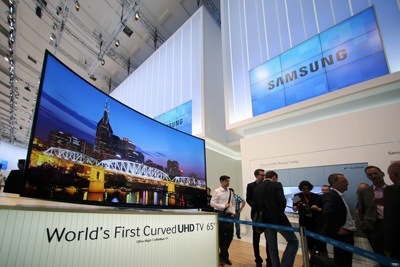 Vì sao Samsung vươn lên thương hiệu thứ 8 thế giới? - 4 Samsung
ra mắt TV UHD màn hình cong đầu tiên trên thế giới