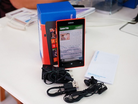Mở hộp Nokia 525 vừa bán ra tại Việt Nam - 1 Normal