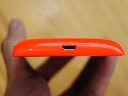 Mở hộp Nokia 525 vừa bán ra tại Việt Nam - 8 Cạnh dưới là cổng microUSB thiết kế khá phù hợp cho các dock
sạc hoặc loa di động