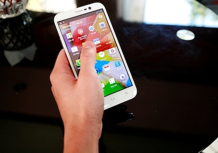 “Đập hộp” phablet đầu tiên của FPT - FPT HD V - 8 Normal