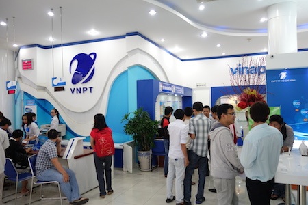 Số lượng khách đến mua iPhone 5S tại TPHCM tăng dần nhưng không đông bằng ở Hà Nội.